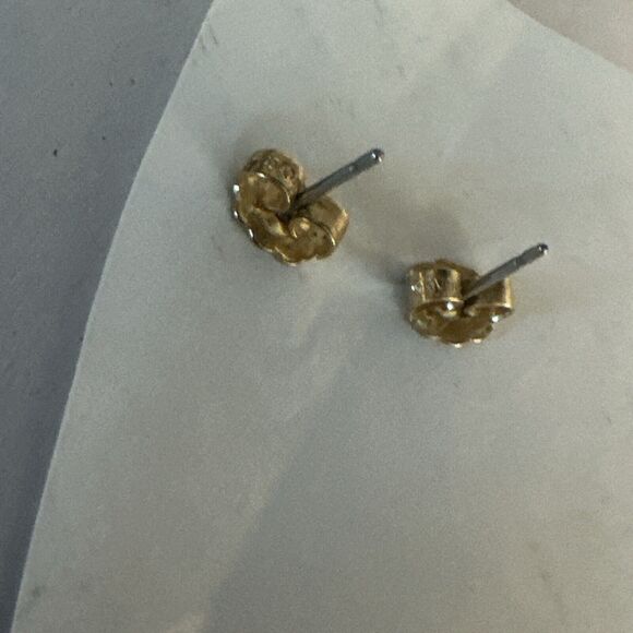 Vintage 1982 Avon Wreath Tiny Lightweight Gold Tone Christmas Pierced Earrings - Picture 6 of 7